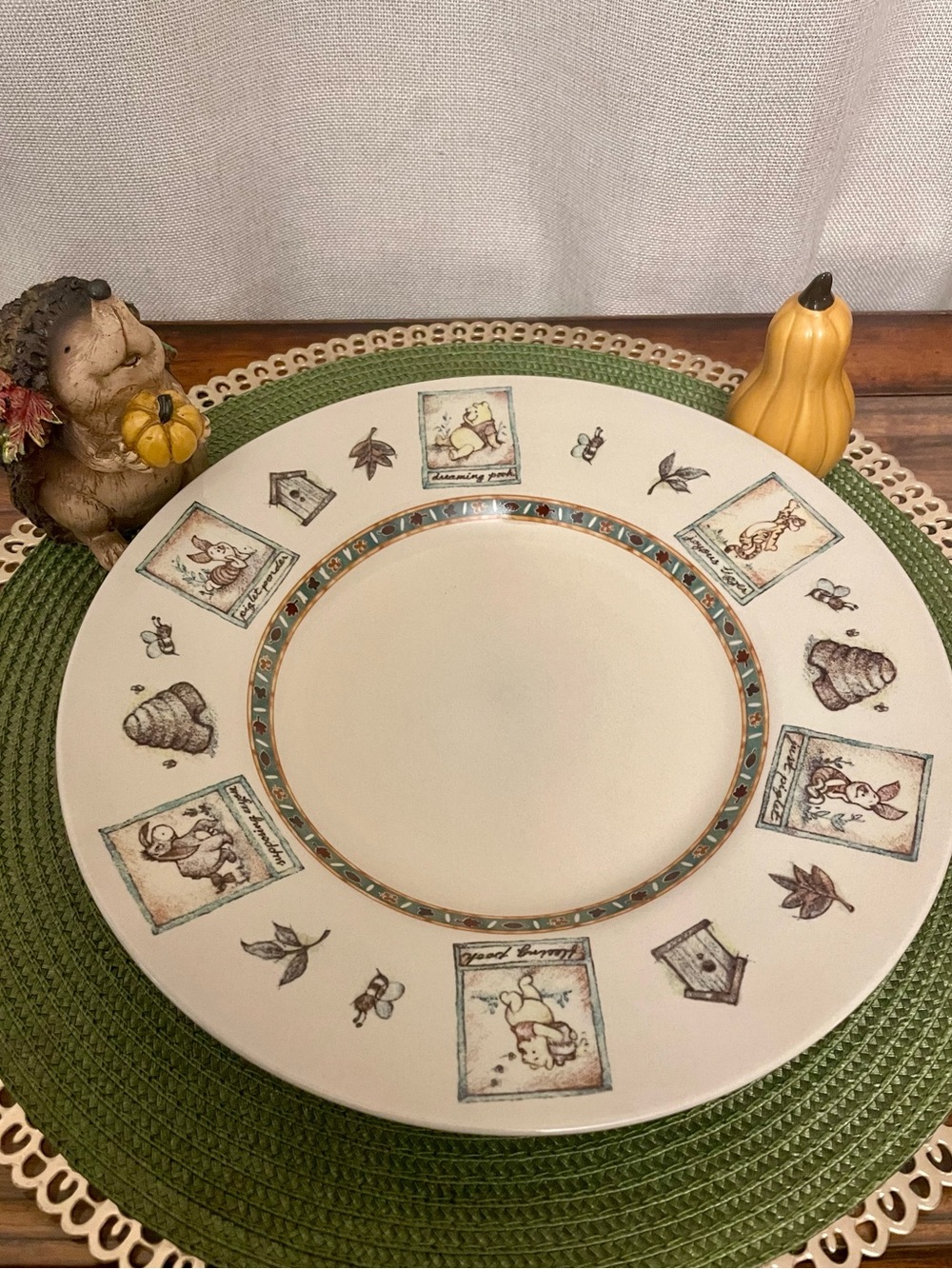 Disney Winnie The Pooh Fall/Autumn themed 100 Acre Wood VTG Plate